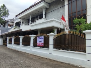 Dijual Rumah dengan Halaman Luas Di Pondok Bambu Jakarta Timur