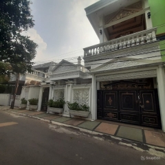 Dijual Rumah dengan Kolam Renang Di Duren Sawit